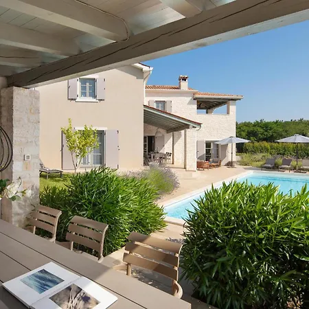 Holiday home Corinne *